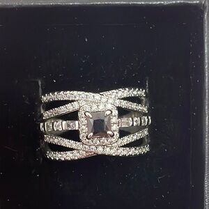 Elegant Black and Silver Women's Ring size 8